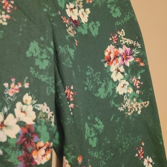 H&M | Women's Green Floral Pull-on Style Straight Ankle Pants (Size 8) - Picture 9 of 15